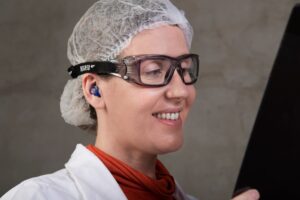 mujer sonriente con gafas de proteccion