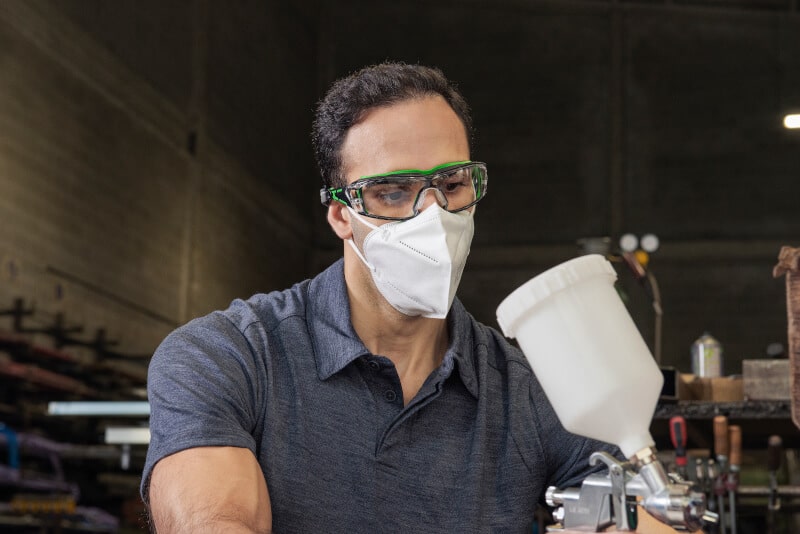 hombre con gafas graduadas verdes