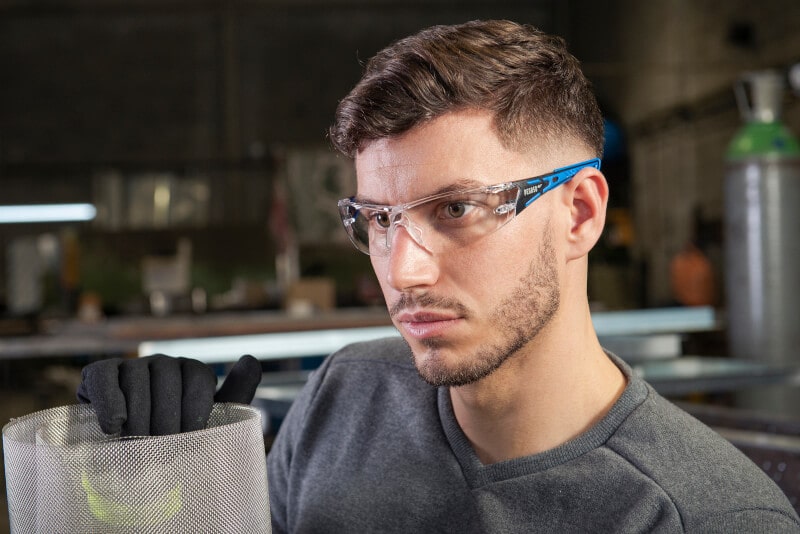 hombre trabajando con gafas graduadas azules